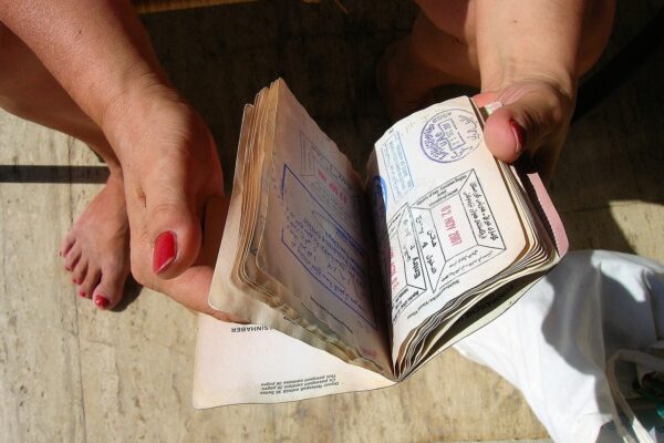 Visto D7 para aposentados e pessoas com rendimentos: guia completo atualizado A imagem mostra um passaporte com vistos de viagem