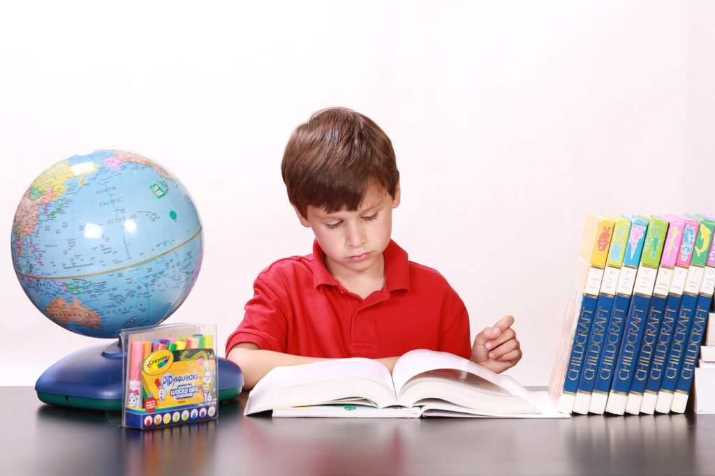 Aluno da escola a estudar.