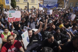 Manifestantes Junto a Assembleiada Republica,